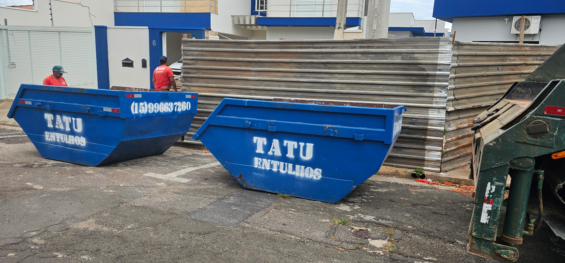 Duas caçambas Tatu Entulhos posicionadas em obra